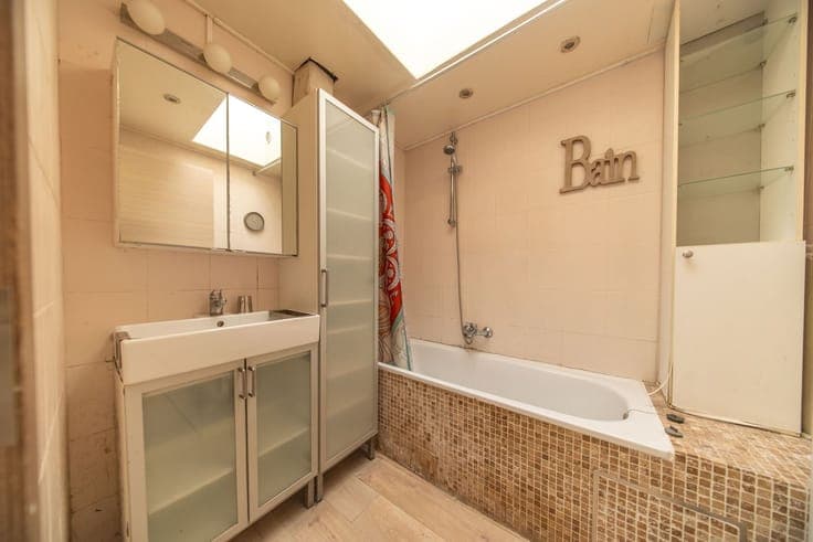 Maison 2F, 4ch, extérieur en ville et grenier aménageable -