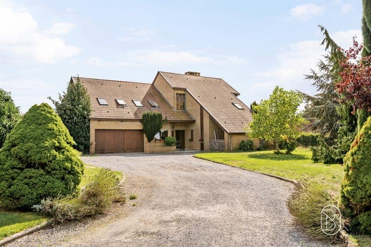 Spacious detached villa built on a 3,024 m² lot