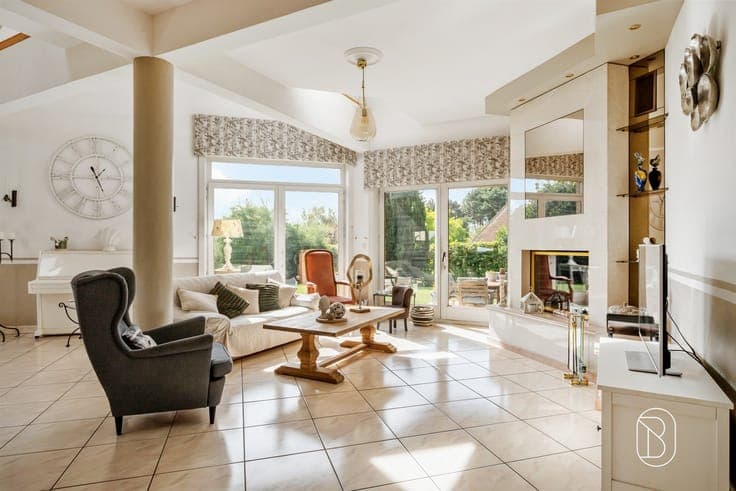 Spacious detached villa built on a 3,024 m² lot
