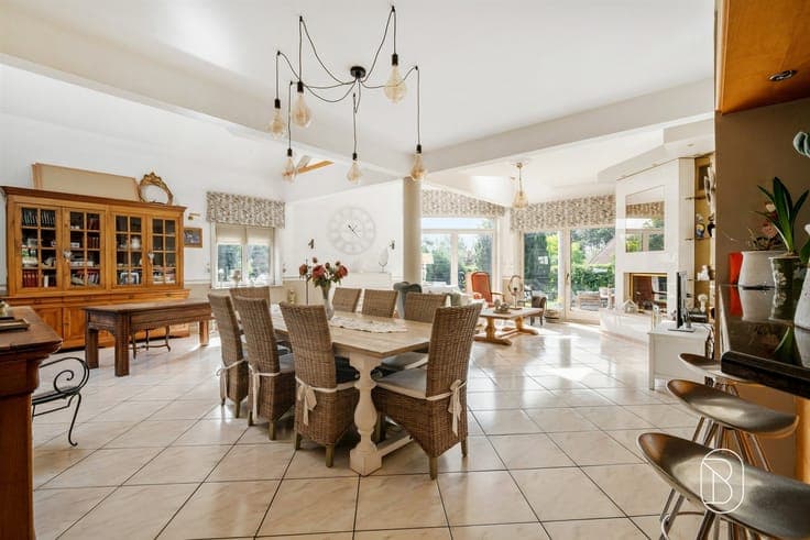 Spacious detached villa built on a 3,024 m² lot