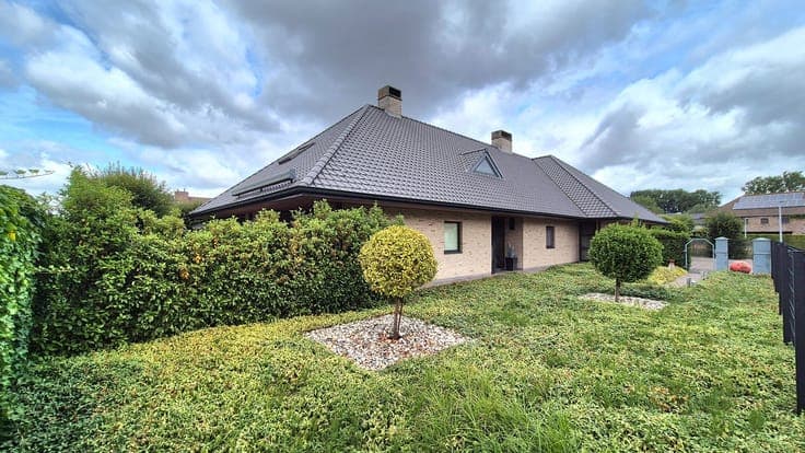 Zeer ruime exclusieve villa op een rustige locatie met 4 ...