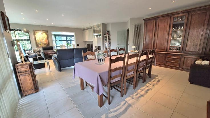 Zeer ruime exclusieve villa op een rustige locatie met 4 ...
