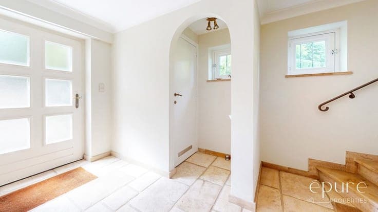 Chant d'Oiseau, 3-sided house, 4 BR + office. West garden 5a