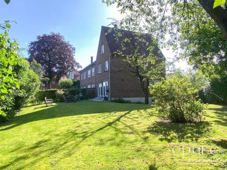 Chant d'Oiseau, 3-sided house, 4 BR + office. West garden 5a