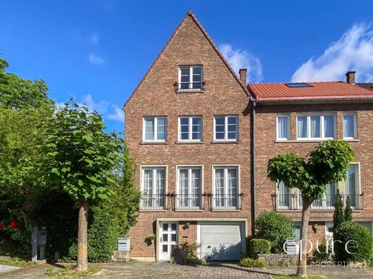 Chant d'Oiseau, 3-sided house, 4 BR + office. West garden 5a
