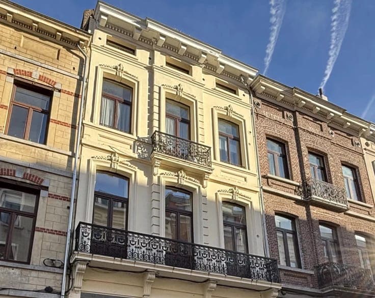 Sous Offre-Large and elegant Brussels house with rear house