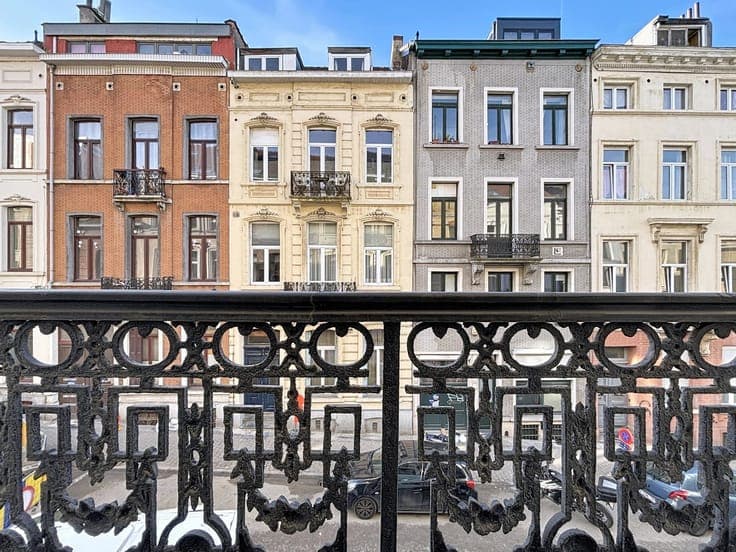 Sous Offre-Large and elegant Brussels house with rear house