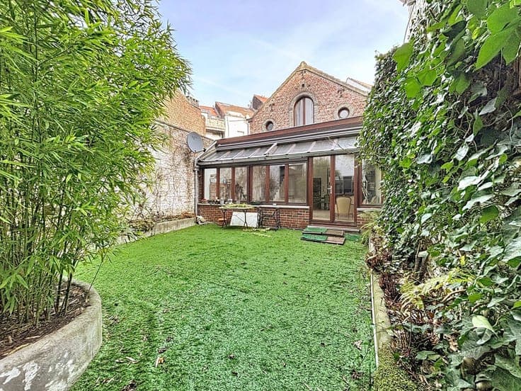 Sous Offre-Large and elegant Brussels house with rear house