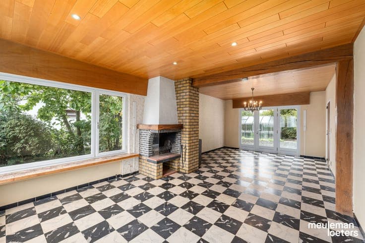 Spacious family home with garden and garage in the heart of