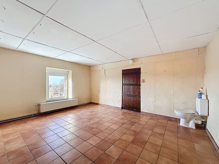 MAISON+ENTREPOT AVEC GROS POTENTIEL A VENDRE A XHORIS