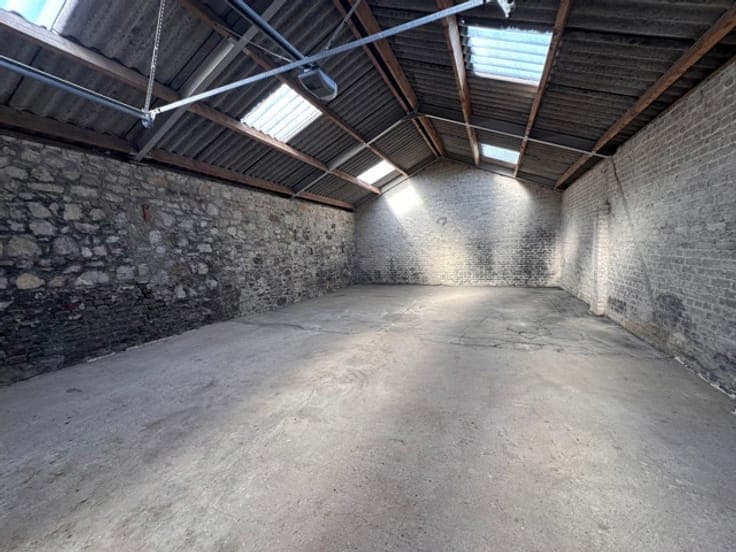 MAISON+ENTREPOT AVEC GROS POTENTIEL A VENDRE A XHORIS