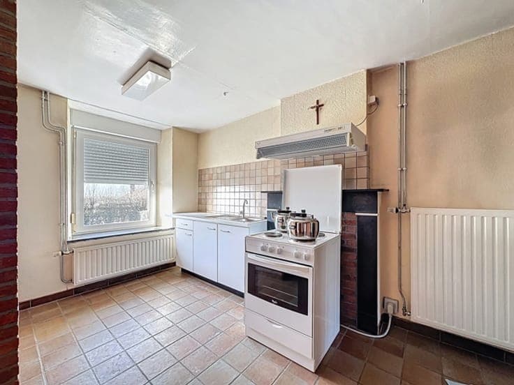 MAISON+ENTREPOT AVEC GROS POTENTIEL A VENDRE A XHORIS