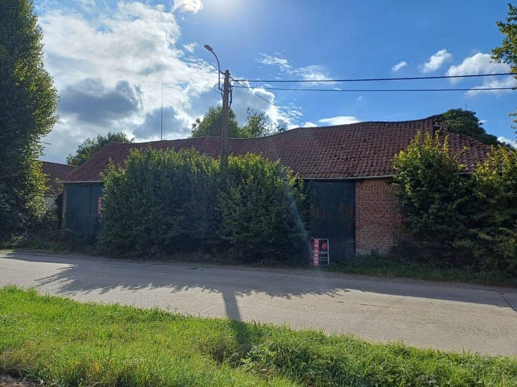 Ruime te renoveren hoeve met stallingen en bijgebouwen in...