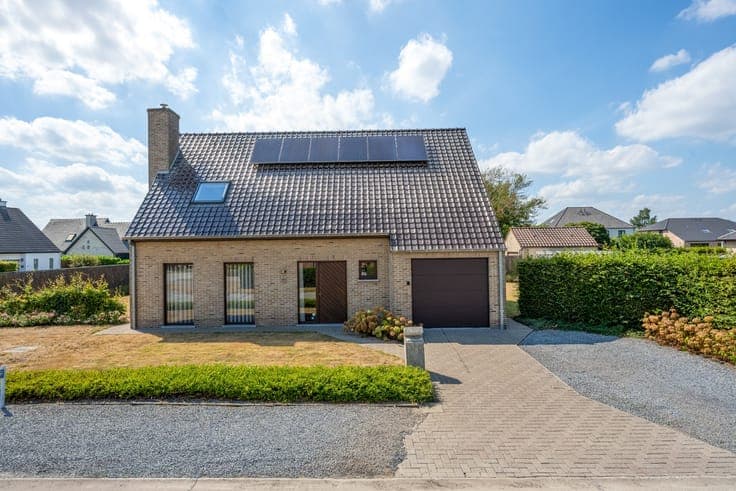 Degelijke alleenstaande villa met inpandige garage en zon...