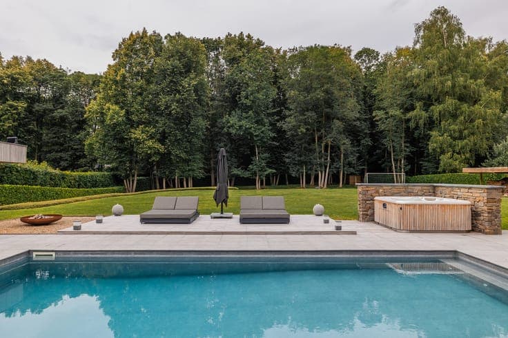 Experience ultimate luxury in a green haven in Enghien