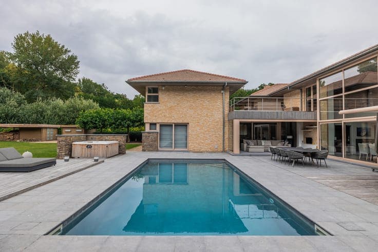 Experience ultimate luxury in a green haven in Enghien