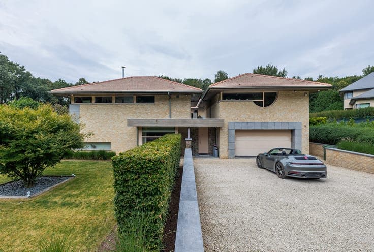 Experience ultimate luxury in a green haven in Enghien