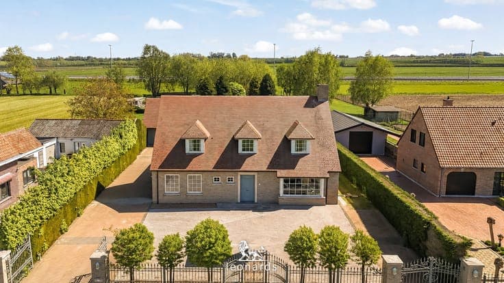 Spacious luxury villa on 3,001 m² in a rural setting