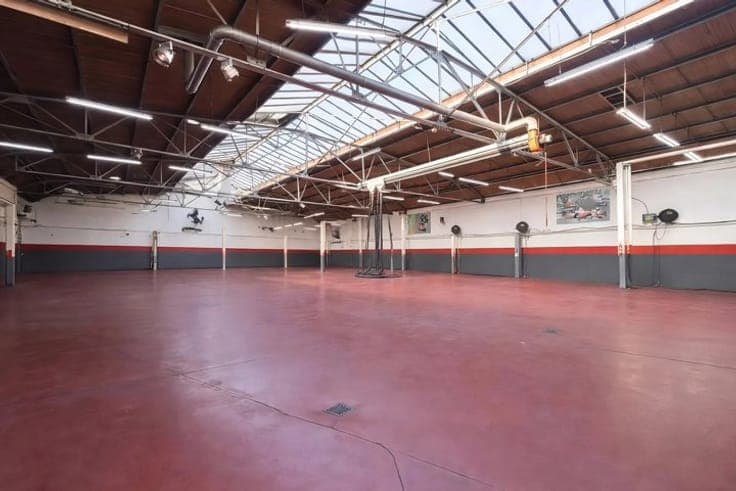 Incredible warehouse of 1,455 m² with a ceiling height of 4