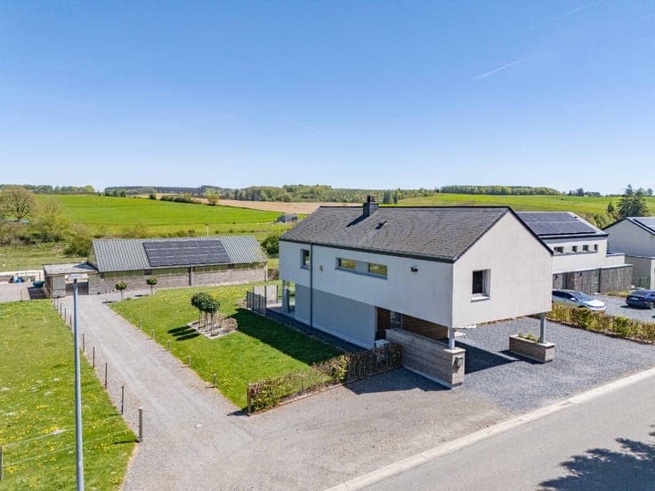 Contemporary home on 2.2 ha, with stalls and a riding arena