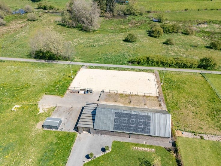 Contemporary home on 2.2 ha, with stalls and a riding arena