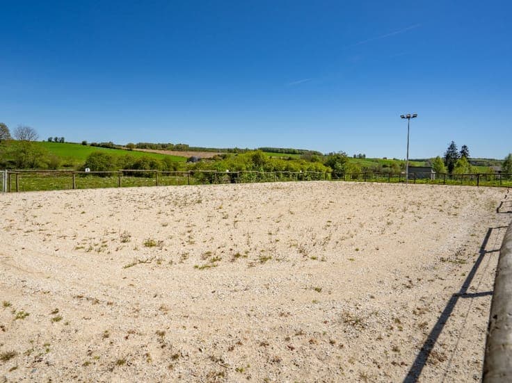 Contemporary home on 2.2 ha, with stalls and a riding arena