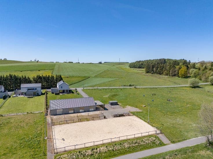 Contemporary home on 2.2 ha, with stalls and a riding arena