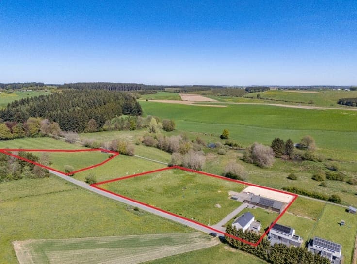 Contemporary home on 2.2 ha, with stalls and a riding arena