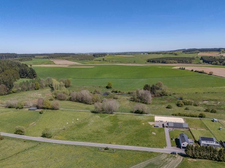 Contemporary home on 2.2 ha, with stalls and a riding arena