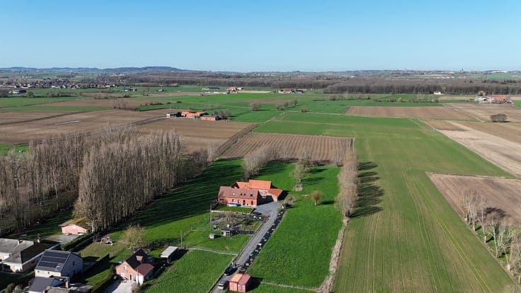 Landelijk gelegen boerderij op perceel van 15.000 m² met ...