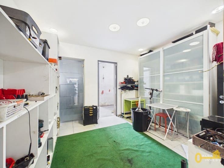 Commercial property with 2-bedroom apartment + TERRACE