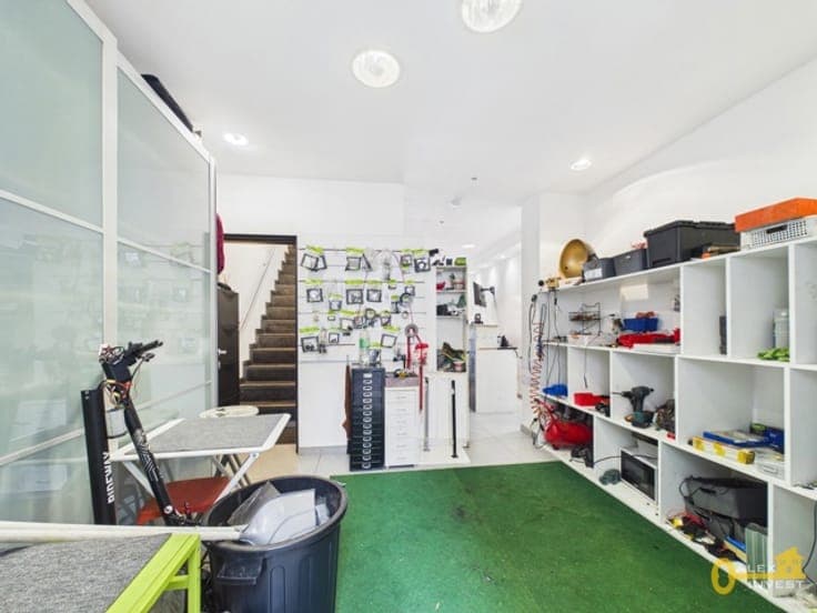 Commercial property with 2-bedroom apartment + TERRACE