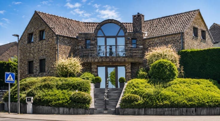 Stunning 5-Bedroom Villa, 305 sqm, Garden, Garage, EPC C