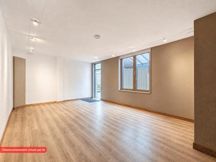 LAEKEN: Invest property : commercial space and 2 apartments