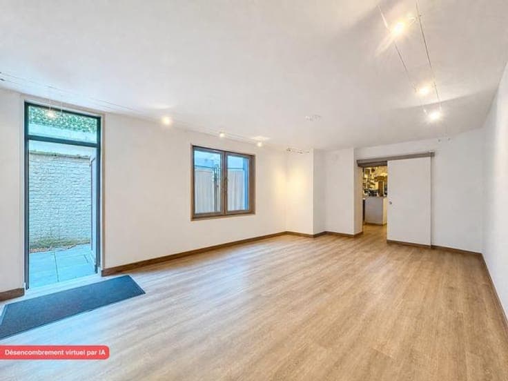 LAEKEN: Invest property : commercial space and 2 apartments