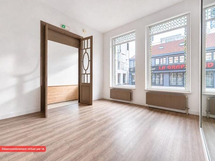 LAEKEN: Invest property : commercial space and 2 apartments