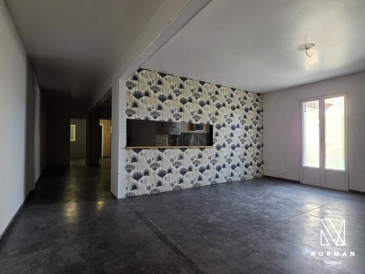 Commercial property - excellent visibility - along an acces