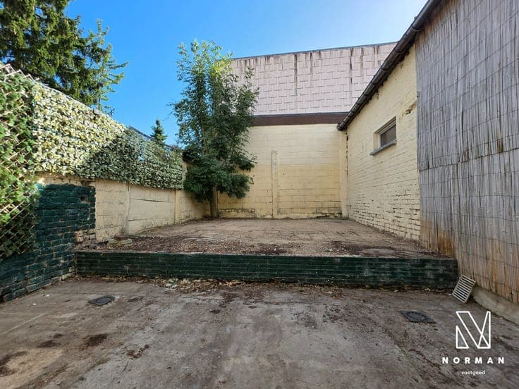 Commercial property - excellent visibility - along an acces
