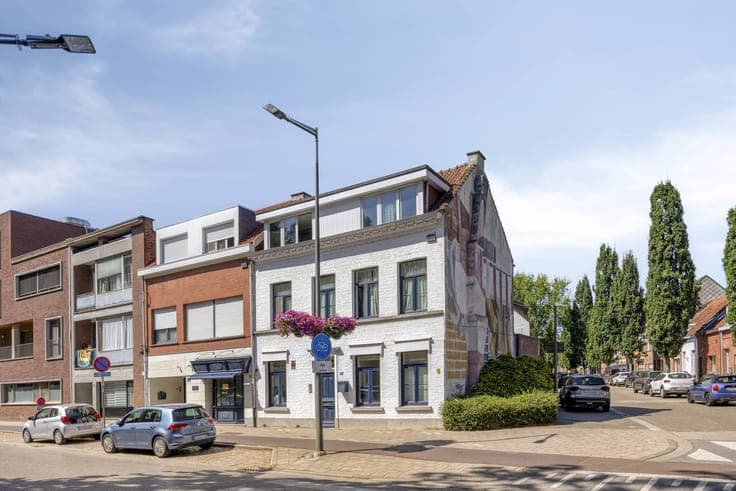 Exceptionally spacious house with garage for sale in the cen