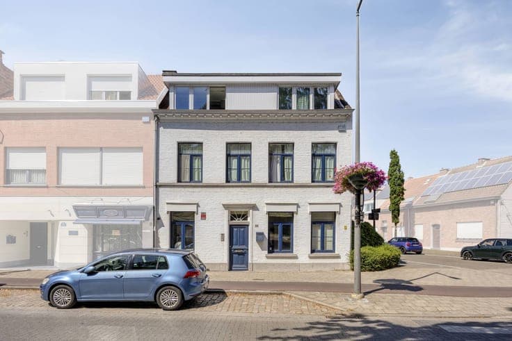 Exceptionally spacious house with garage for sale in the cen