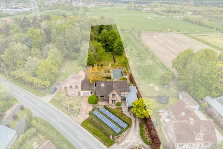 Karaktervolle villa met polyvalent bijgebouw, zwemvijver ...