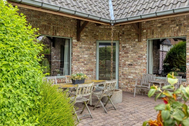 Karaktervolle villa met polyvalent bijgebouw, zwemvijver ...
