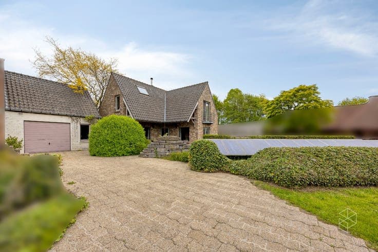 Karaktervolle villa met polyvalent bijgebouw, zwemvijver ...