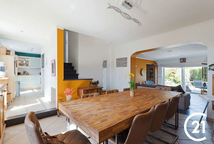 Vaste maison 4 chambres avec beau jardin