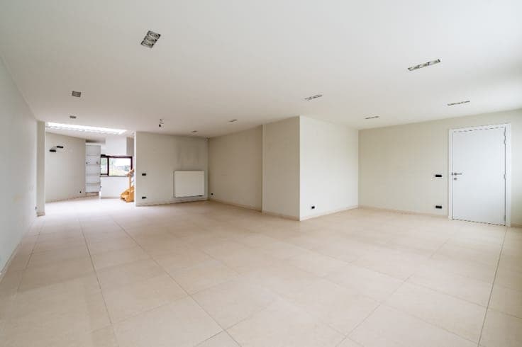 Ruime gezinswoning met handelsruimte en dubbele garage