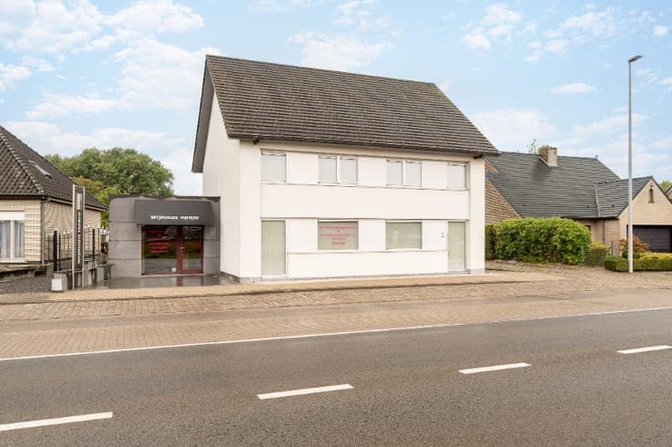 Ruime gezinswoning met handelsruimte en dubbele garage
