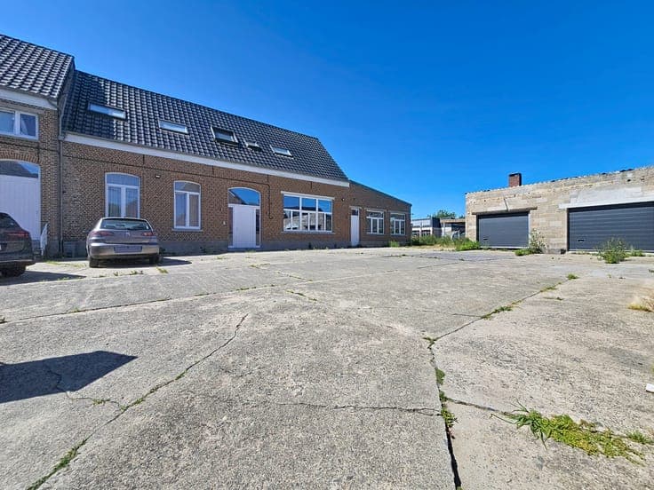 Immeuble de rapport avec 4 logements et 1 commerce/bureau