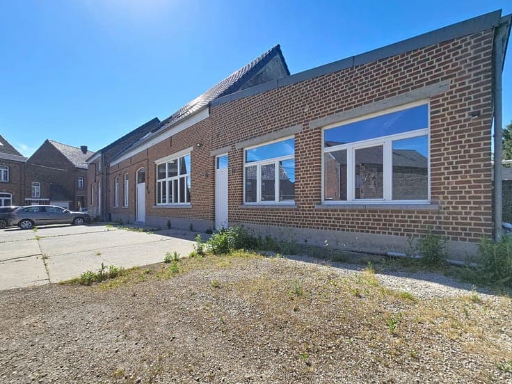 Immeuble de rapport avec 4 logements et 1 commerce/bureau