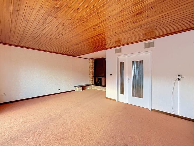 Maison 3 façades, 2 chambres avec 3 garages et un extérieur