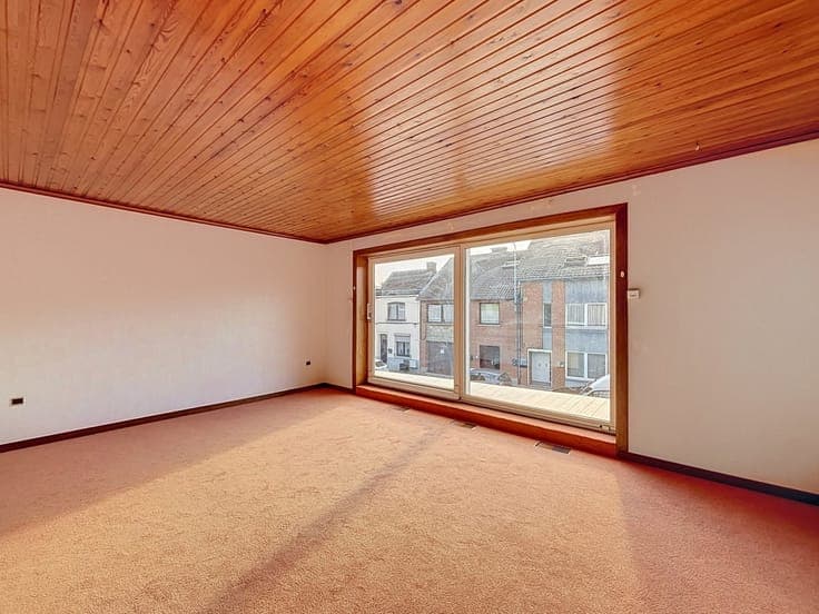 Maison 3 façades, 2 chambres avec 3 garages et un extérieur